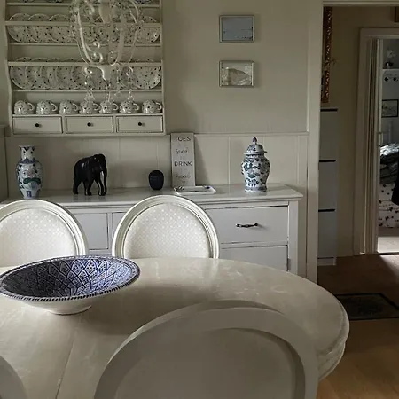 Cozy Near And Nature Semesterbostad