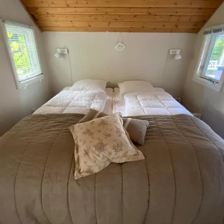 Cozy Near And Nature Semesterbostad